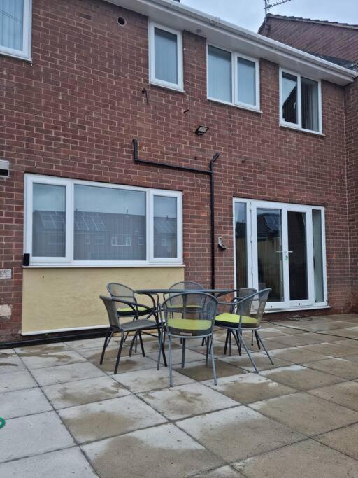 5 Bedroom House - Cheshire Oaks Ellesmere Port Εξωτερικό φωτογραφία